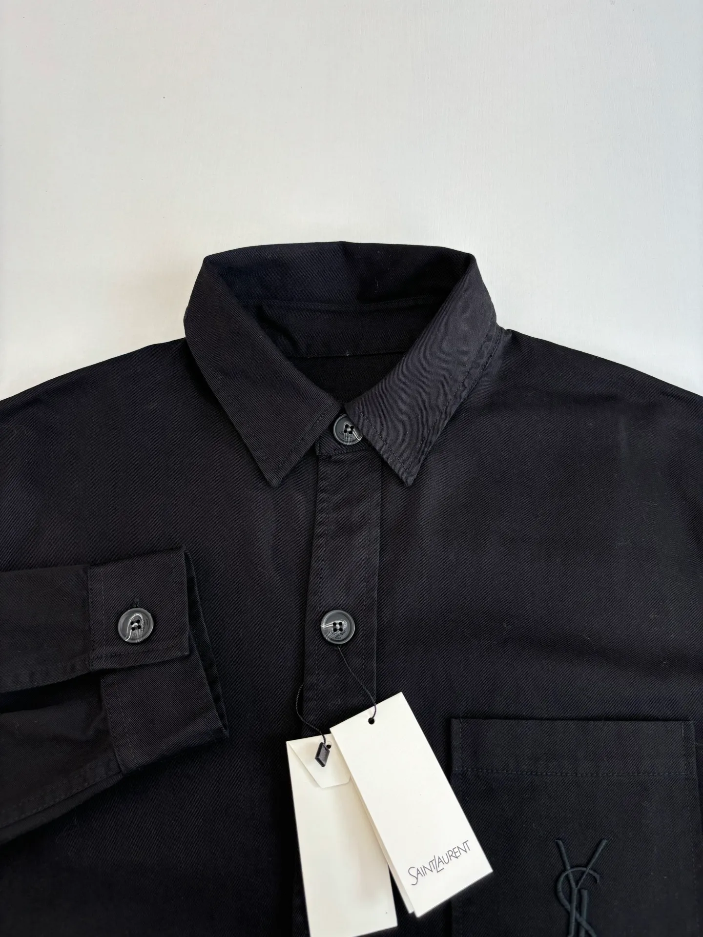 P480 Saint Lauren*/Ysl Saint Laurent embroidered button-down lapel shirt. The natural fiber fabric has excellent breathability and moisture absorption, allowing the skin to breathe freely, keeping it dry and comfortable at all times. You will not feel hot or uncomfortable even if you wear it for a long time. Size: S/M/L/XL